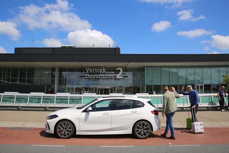 De airportchauffeur! In je eigen auto naar de airport worden gebracht. Dit is 24 uur per dag mogelijk.